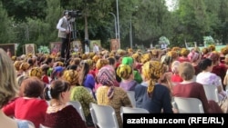 Aşgabat. Magtymgulynyň Şygryýet günlerinde goşgy diňlemäge gelen adamlar. 18-nji maý, 2012. 