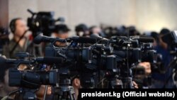 Президент Сооронбай Жээнбековдун жылдык басма сөз жыйынына чогулган журналисттер. Декабрь, 2019-жыл.