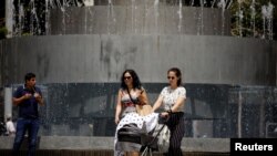 Dy gratë ecin në Tel Aviv. Izrael 18 Prill, 2021