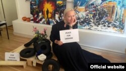 Художниця Майдану Марія Діордічук зі своїми роботами у Швеції 