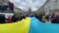 У Празі на акції протесту проти впливу Росії розгорнули прапор України – відео