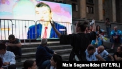 В центре протеста – на проспекте Руставели – основная часть митингующих смотрела интервью на большом экране