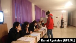 Президенттик шайлоодогу добуш берүү жараяны. 10-январь, 2021-жыл. Иллюстрациялык сүрөт.