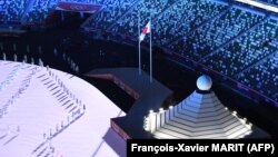 Церемонія почалася о 14:00 за київським часом за участі менше ніж тисячі людей на Олімпійському стадіоні, що вміщує 68 тисяч глядачів