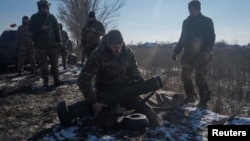 Український військовослужбовець готує ракетний комплекс Javelin до стрільби під час навчань біля міста Лиман Донецької області, Україна, 23 лютого 2023 року