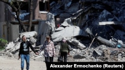 «Поки окупанти продовжують експерименти з водопостачанням, маріупольці облаштовують імпровізовані колодці скрізь, де можуть знайти воду», повідомив радник мера