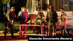 Az ostromlott Azovstal gyárból érkező sebesült ukrán katonát tolnak be a közeli novoazovszki kórházba 2022. május 16-án