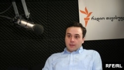 Драматург не согласен с прозвучавшим из зала мнением о том, что интернет негативно влияет на процесс прочтения книг