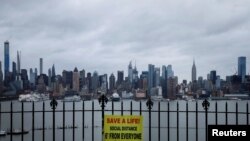 Un afiș care îndeamnă lumea să păstreze distanța socială, New York.