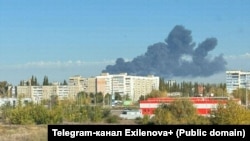 На опублікованих у соцмережах відео і фото видно густий дим від пожежі, що спалахнула після удару