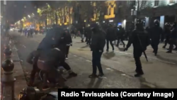 აქციის დარბევა გრძელდება