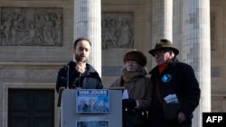 لویی آرنو در کنار والدین اولیویه گروندو در گردهمایی‌ای در حمایت از سه شهروند فرانسوی زندانی در ایران، اول فوریه ۲۰۲۵