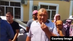 Избиратели, недовольные решением хокима Яккабагского района, собрались у здания райадминистрации, 16 мая 2022 года.