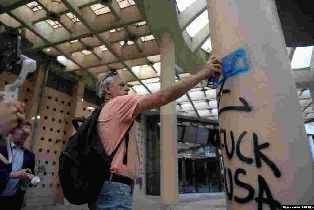 Znak je primećen na nizu vozila, ponekad i unutar trougla i kvadrata u blizni grada Belgoroda u Rusiji, koji se nalazi 32 kilometra od ukrajinske granice. (Foto:&nbsp;Precrtavanje slova Z u Beogradu, 24. maja 2022.)