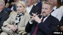 Sebija Izetbegović sa suprugom Bakirom (predsjednikom Stranke demokratske akcije) tokom obilježavanja godišnjice osnivanja ove stranke, maj 2023.