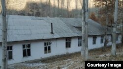 Баткендин Кыштут айылындагы орто мектептин артынан көрүнүшү. 2022-жыл.