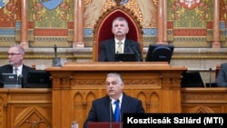 Korábban a Fidesz azzal kampányolt, hogy ki akar maradni a háborúból, most meg veszélyhelyzetet hirdettek miatta úgy, hogy a front 850 kilométerre van Magyarországtól