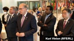 АКШ Конгрессинин делегациясы "Азаттык" радиосунун Прагадагы кеңсесинде, каза болгон журналисттердин мемориалынын жанында. 2022-жыл, май айы. Солдон оңго: Майкл Маккол, Билл Китинг, Жо Негусе жана Тед Лю.