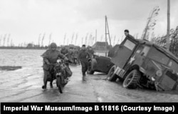 Мотоциклист на затопленной дороге в Голландии, ноябрь 1944 года