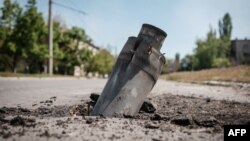 Невзривен снаряд на път в град Северодонецк. Снимката е от 7 май 2022 г.