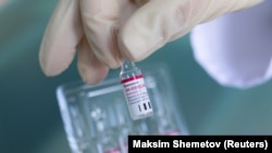 Орусияда жасалган коронавируска каршы «Гам-COVID-Vac» вакцинасы. Сентябрь, 2020-жыл. Иллюстрациялык сүрөт.