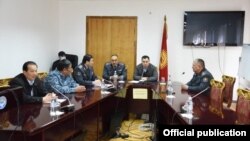 Садыр Жапаров представляет Улана Ниязбекова в качестве нового министра внутренних дел, 11 октября 2020 г. 