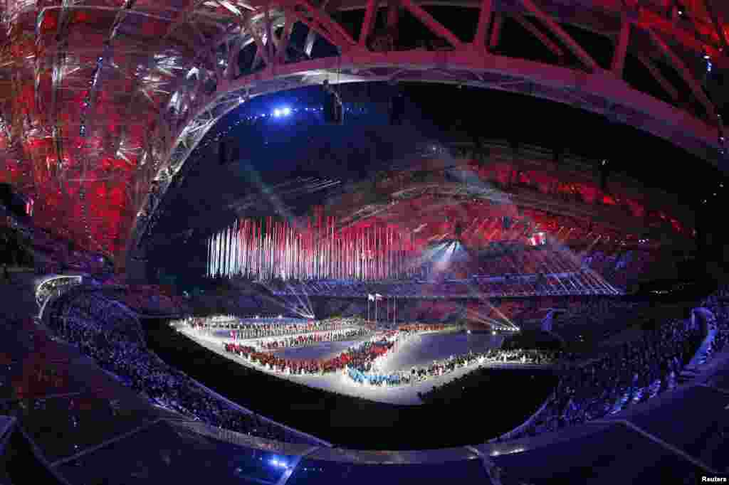 Ар кайсы өлкөлөрдүн атлеттери олимпиаданын жабылыш аезминде. 