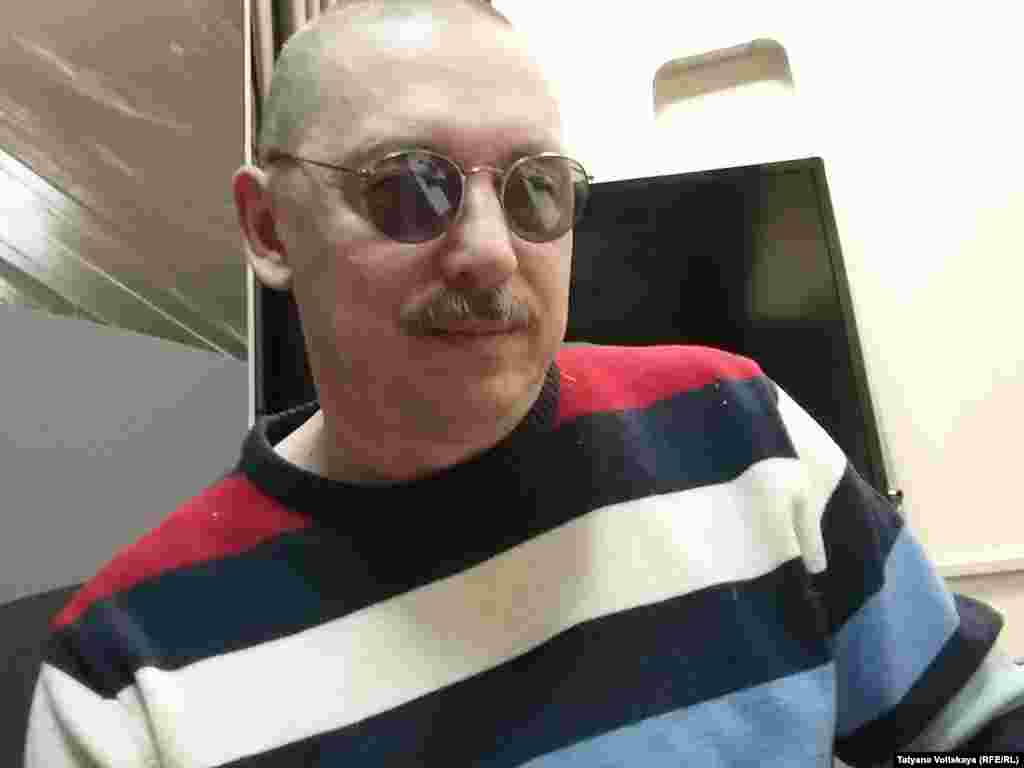 Në Tetor 2018, persona të panjohur hodhën një kurorë lulesh të funeralëve, para ndërtesës së gazetës me shënime që kërcënonin korrespondentin Denis Korotkov. Një kurorë e ngjashme u dërgua gjithashtu edhe në shtëpinë e gazetarit, me një shënim që e quante atë &quot;tradhtar&quot;. Korotkov sapo kishte botuar një artikull duke cituar një ndihmës të sigurisë së biznesmenit rus të afërt me Kremlinin, Yevgeny Prigozhin, i cili thoshte se Prigozhin ishte përfshirë në disa sulme kundër kundërshtarëve të tij, si dhe në së paku&nbsp;një vrasje. Persona të panjohur, gjithashtu lanë një shportë me një kokë të prerë të dashit dhe trëndafila të kuq, në zyrën e gazetës ku shkruhej: &quot;Kryeredaktorit të gazetës Novaya, përshëndetje për ju dhe Korotkovit.&quot;&nbsp;&nbsp; 