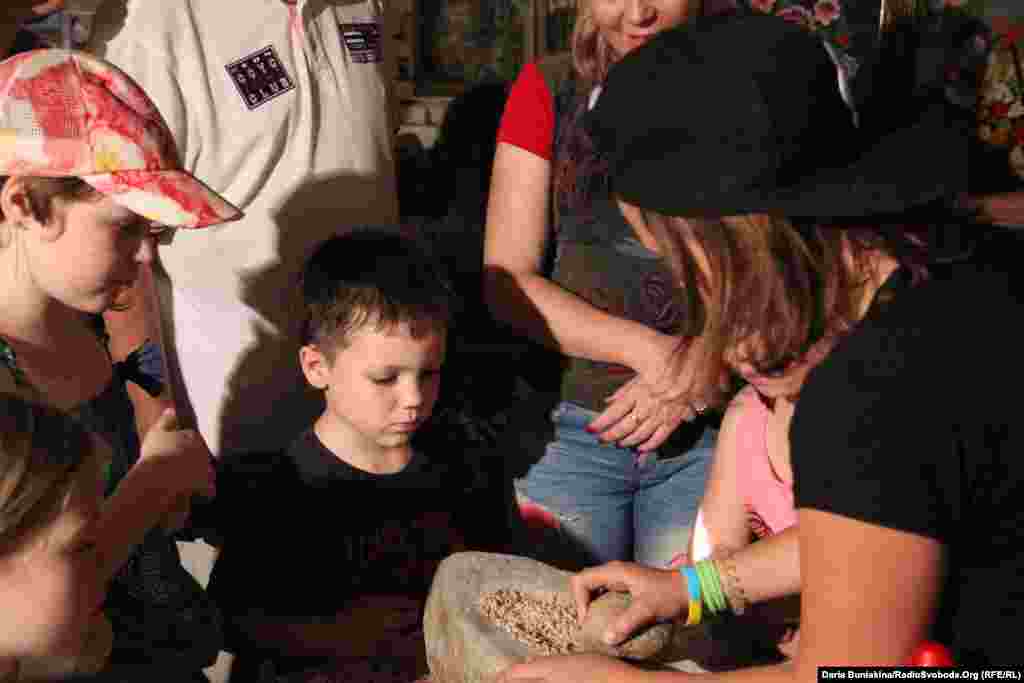 В етнографічному музеї можна випробувати кожне знаряддя праці