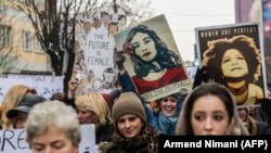 Femei din întreaga lume mărșăluiesc împotriva lui Trump