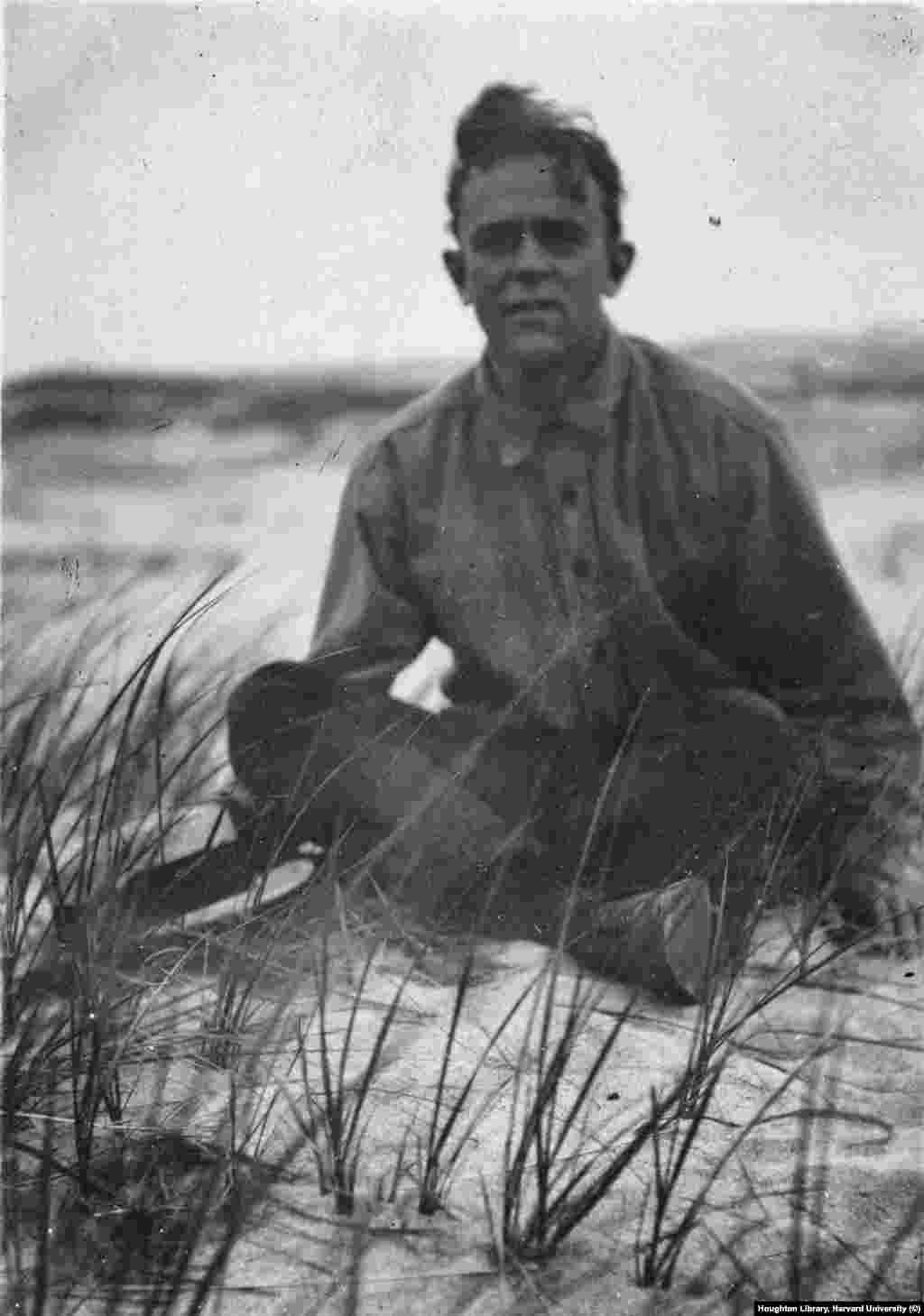 Рид на почивка с приятели в дюните на Провинстаун, Масачузетс. След като завършва обучението си в Харвард, Рид се премества в Гринуич Вилидж в Ню Йорк, център на социално недоволство по това време, за да започне кариера като писател на свободна практика. Той става все по-радикализиран в убеждението си, че &bdquo;работниците произвеждат цялото богатство на света, което отива при онези, които не са го спечелили&ldquo;. И докато крайните му политически възгледи започват да отблъскват приятели, писането му привлича вниманието на някои американски редактори.