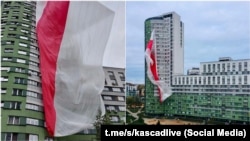 Гігантський біло-червоно-білий прапор вивісили у столиці Білорусі. Мінськ, 18 жовтня 2020 року