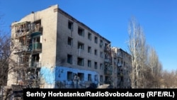 Росія регулярно атакує Костянтинівку, в тому числі з авіації. На фото: наслідки бомбового удару по місту, 22 лютого 2025 року