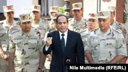 سیسی در کنار گروهی از افسران ارشد مصر