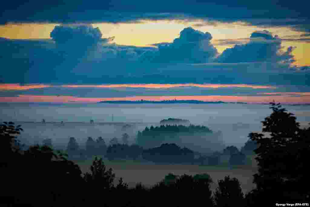Magla se diže pri izlasku sunca u dolini Principalis, u blizini Zalaszentbalazsa u Mađarskoj.