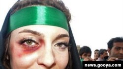 یکی از زنان معترض به نتایج انتخابات