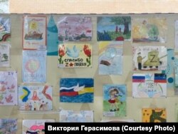 O selecție a desenelor făcute de copii. Desenul din centru, al doilea pe direcția sus-jos, are mesajul: „Vă mulțumim pentru victorie”.