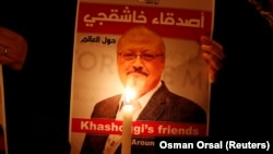 Një protestues mban fotografinë e gazetarit të vrarë saudit, Jamal Khashoggi. Turqi, 25 tetor 2018.
