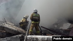 Жарылуудан кийин урандылар тазаланып жатат. 21-май, 2022 жыл.