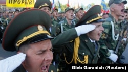 Moldova önhatalmúlag kikiáltott, szeparatista Dnyeszteren túli régiójának katonái katonai parádén vesznek részt a függetlenség napján Tiraszpolban 2012. szeptember 2-án