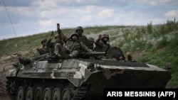 Українські військовослужбовці на блокпосту біля міста Лисичанськ на сході України на Донбасі, 23 травня 2022 року