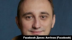 Денис Антіпов, викладач КНУ, знавець корейської мови, учасник Революції гідності, учасник бойових дій. Загинув 11 травня 2022 року поблизу села Довгеньке Ізюмського району Харківської області.
