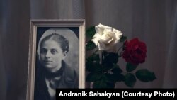 დიანა უკლებას ფოტო ჯოტოს მუზეუმში. ერევანი, სომხეთი. ანდრანიკ საჰაკიანის ფოტო.