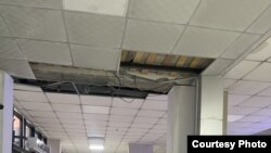 Потолок в зале ожидания в аэропорту Оша. 