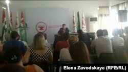 С основным программным докладом выступил член «Айнара» Батал Кация. Он назвал формат мероприятия «семейным» и рассказал о структуре партии