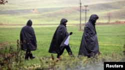 Policajci hodaju u blizini mesta eksplozije u Przevodovu, selu u istočnoj Poljskoj blizu granice s Ukrajinom, 16. novembra, 2022. 