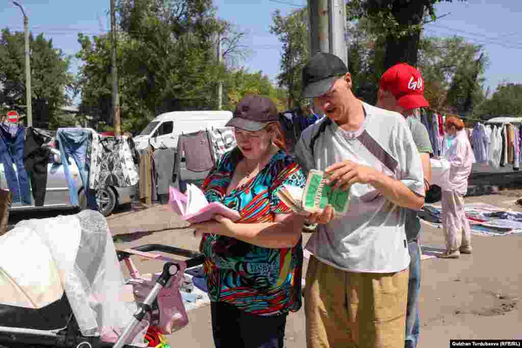 Китеп издеп келген кардарлар.&nbsp;