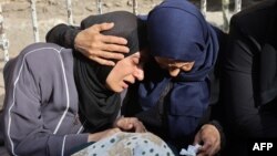 Gra palestineze një spital në Qytetin e Gazës, duke i dhënë lamtumirën një familjari që u vra nga një sulm ajror izraelit.