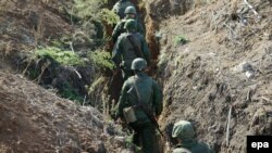 Moszkva-párti lázadók a donyecki Petrovszke falu közelében 2016 októberében. Most az elakadt orosz inváziós erők is beássák magukat, mert megállt az ukrajnai offenzíva