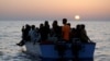 Disa migrantë në ujërat ndërkombëtarë duke pritur një anije gjermane për t'i shpëtuar. Fotografi ilustruese nga arkivi.